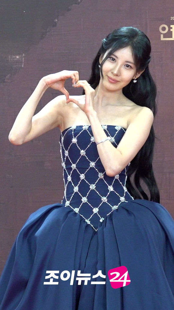 그룹 소녀시대 서현이 31일 오후 서울 여의도 KBS에서 열린 '2025 KBS 연기대상' 레드카펫 포토월 행사에서 포즈를 취하고 있다. [사진=문수지 기자]