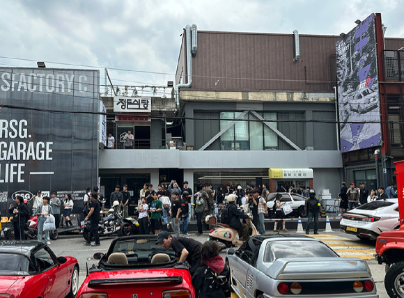 이니셜D 협업 성수팝업 현장. [사진=코오롱FnC]