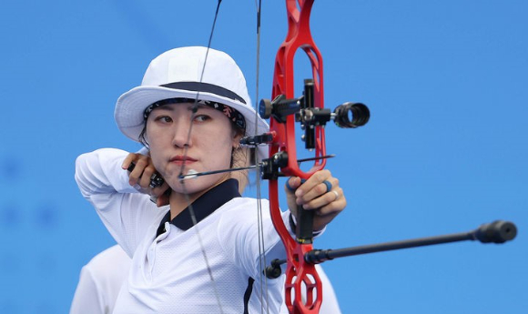 한국 여자 양궁 컴파운드대표팀 소채원이 항저우 아시안게임 개인전 은메달을 땄다. 사진은 지난 5일 중국 항저우 푸양 인후 스포츠 센터양궁장에서 열린 여자 컴파운드 단체 준결승 대만과 경기에서 소채원이 화살을 쏘기 위해 시위를 당기고 있다. [사진=뉴시스]