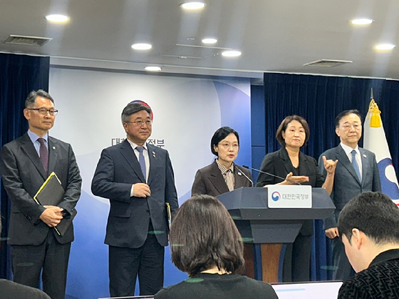 한성숙 국무총리가 3일 정부서울청사에서 열린 브리핑에서 행정&middot;공공기관 이전과 공공기관 기능 개혁 방안을 발표하고 있다.[사진=도수화 기자] 