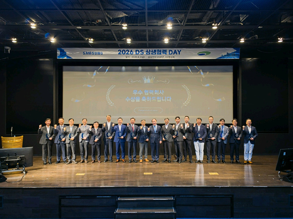 전영현 삼성전자 대표이사 부회장이 3일 경기도 용인시 더 유니버스SE(The UniverSE)에서 열린 DS부문 '2026년 상생협력데이'에서 인사말을 하고 있다. [사진=삼성전자]