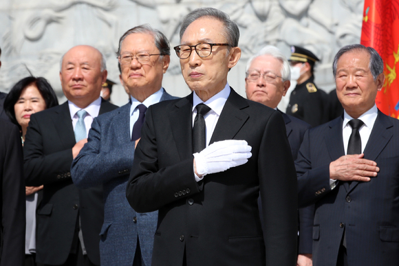 이명박 전 대통령이 22일 대전시 유성구 국립대전현충원 현충탑을 참배하고 있다. [사진=뉴시스]