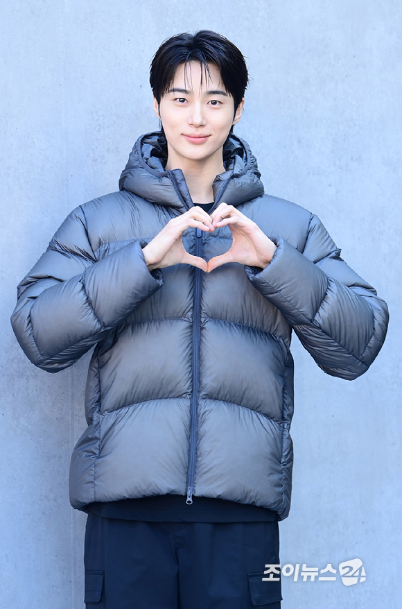 배우 변우석이 23일 오후 서울 성동구 코사이어티 서울숲에서 진행된 DISCOVERY WINTER BASE CAMP 포토콜 행사에 참석하고 있다. [사진=정소희 기자]