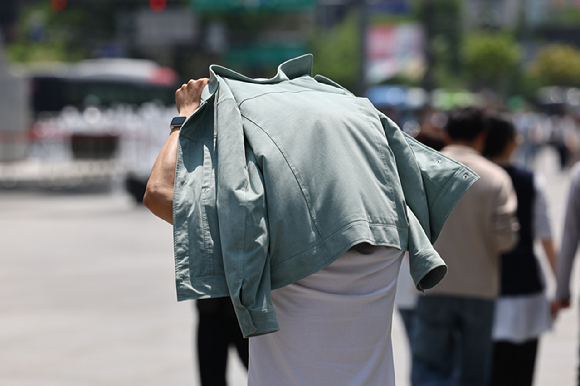 미세먼지 농도는 전국적으로 '좋음' 수준을 보인 지난 4일 서울 용산구 국립중앙박물관을 찾은 시민들 뒤로 푸른 하늘이 펼쳐져 있다. [사진=연합뉴스]