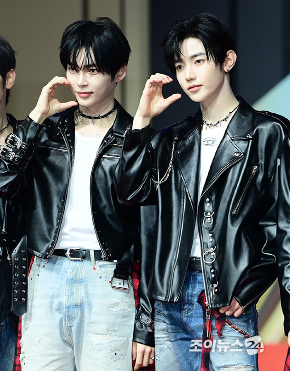 그룹 제로베이스원(ZEROBASEONE) 성한빈과 장하오가 25일 오후 인천광역시 중구 운서동 인스파이어 아레나에서 열린 '2025 SBS 가요대전' 레드카펫 행사에 참석하고 있다. [사진=정소희 기자]