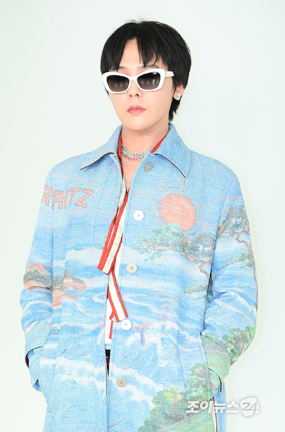 가수 지드래곤(GD)이 26일 오후 서울 영등포구 퐁피두 센터 한화에서 열린 샤넬 2026 공방 컬렉션 포토 행사에 참석하고 있다. [사진=정소희 기자]