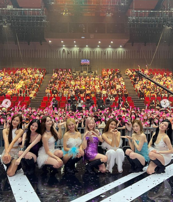 소녀시대가 정규 7집 'FOREVER 1'로 5년 만에 음악방송 무대에 섰다. [사진=수영 인스타그램]