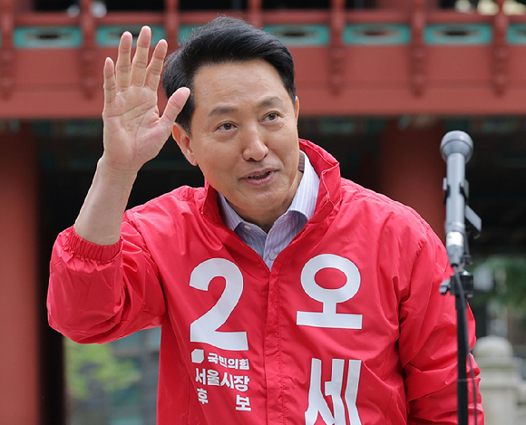 오세훈 국민의힘 서울시장이 27일 서울 종로 보신각 앞에서 출마 기자회견을 마친 뒤 인사를 하고 있다. [사진=연합뉴스]