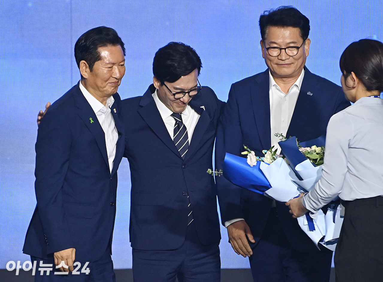 김민석 더불어민주당 신임 당 대표가 17일 대전 컨벤션센터에서 열린 제3회 더불어민주당 정기 전국당원대회에서 당 대표로 선출된 뒤 당기를 흔들고 있다. [사진=곽영래 기자]