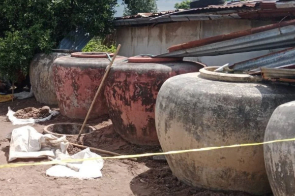 태국의 한 여성이 3년 전 실종된 남편의 유해를 집 뒤편 정화조에서 우연히 발견하는 사건이 일어났다. 사진은 남편 유골이 발견된 장소. [사진=Amarin TV]