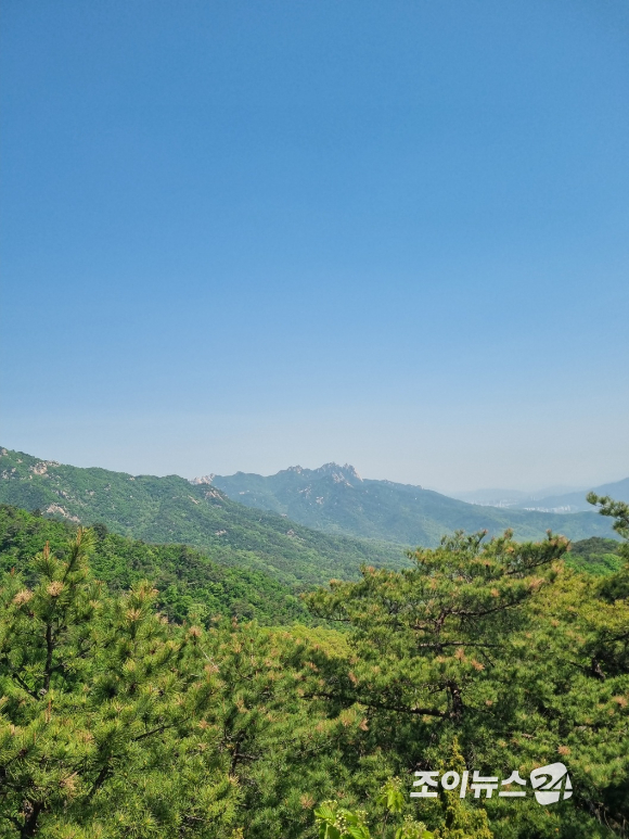 25일 '산악인 오은선대장과 함께하는 제13회 희망찾기 등산 &middot; 트레킹 교실'이 진행된 가운데 북한산 진달래능선에서 아름다운 경치가 포착됐다. [사진=이미영 기자]