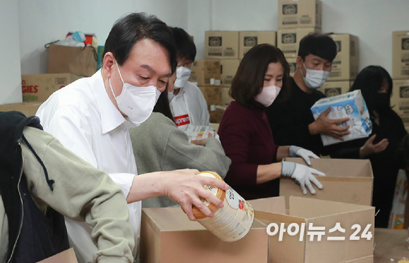 윤석열 국민의힘 대선후보가 15일 오후 서울 성동구 한국가온한부모복지협회를 찾아 한부모가정에게 보낼 물품을 포장하고 있다. [사진=국회사진취재단]