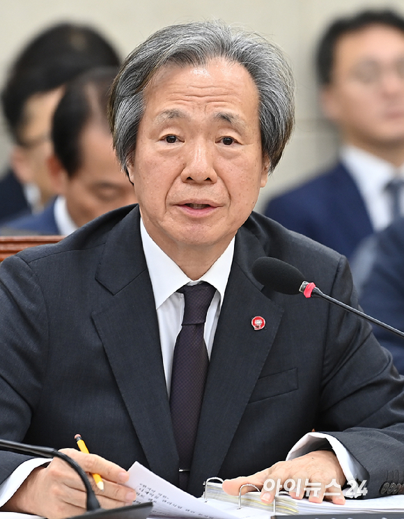 정기석 국민건강보험공단 이사장이 17일 국회 보건복지위에서 열린 2025년도 건강보험공단과 건강보험 심평원에 대한 국정감사에서 질의에 답하고 있다. [사진=곽영래 기자]