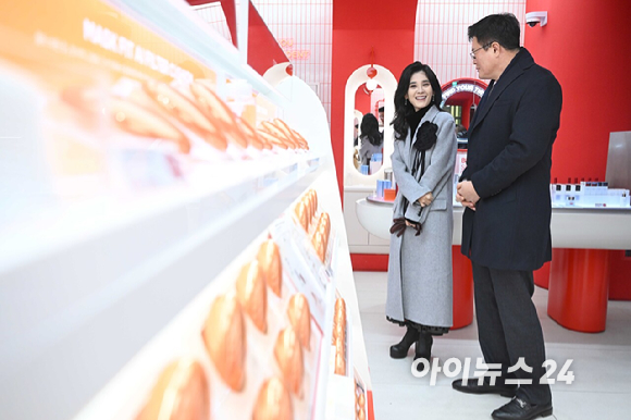 이부진 한국방문의해위원회 위원장 겸 호텔신라 대표이사와 김대현 문화체육관광부 2차관이 2026 코리아그랜드세일 개막일인 17일 오전 서울 중구 에잇세컨즈 매장을 찾아 현장점검을 하고 있다. [사진=정소희 기자]