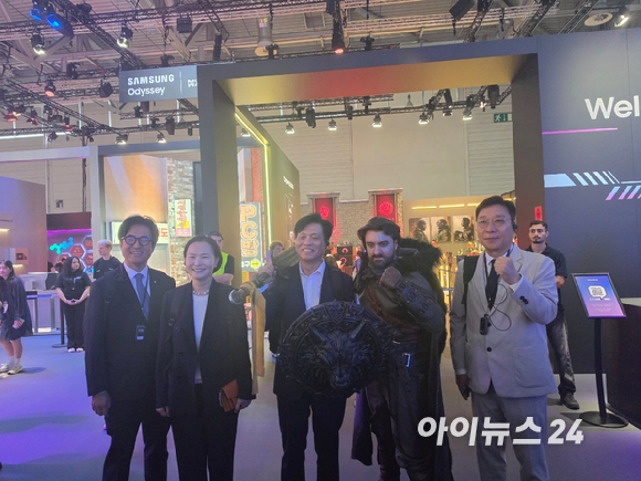 조승래 더불어민주당 의원(가운데)이 26일(현지시간) 열린 국제 게임 전시회 '게임스컴 2026' 현장에서 취재진의 질문에 답하고 있다. [사진=곽민구 기자]