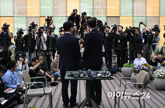 국민의힘 김문수 대선후보와 무소속 한덕수 대선 예비후보가 8일 서울 여의도 국회에서 후보 단일화와 관련해 회동하고 있다. [사진=곽영래 기자]