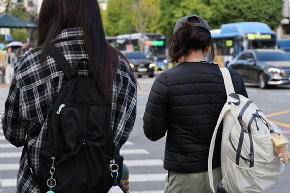 일교차가 큰 가을 날씨를 보인 지난 11일 서울 종로구 광화문네거리에서 경량패딩을 입은 시민이 이동하고 있다. [사진=연합뉴스]
