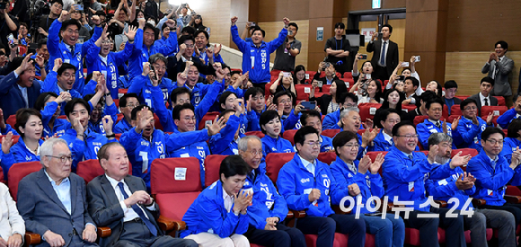 더불어민주당 박찬대 상임총괄선거대책위원장, 윤여준 상임총괄선거대책위원장, 강금실 총괄선거대책위원장 등 당 지도부가 3일 오후 국회 의원회관 개표 상황실에서 출구조사 결과를 지켜보며 환호하고 있다 [사진=곽영래 기자]