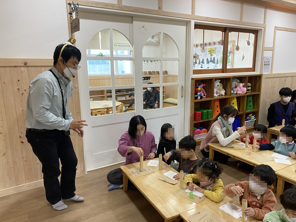 어린이를 대상으로 산림치유프로그램을 운영하고 있는 모습 [사진=한국산림복지진흥원]