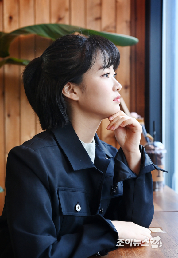 KBS 2TV 수목드라마 '학교 2021'에서 이재희 역을 연기한 배우 윤이레가 조이뉴스24와의 인터뷰에 앞서 포즈를 취하고 있다. [사진=정소희 기자]