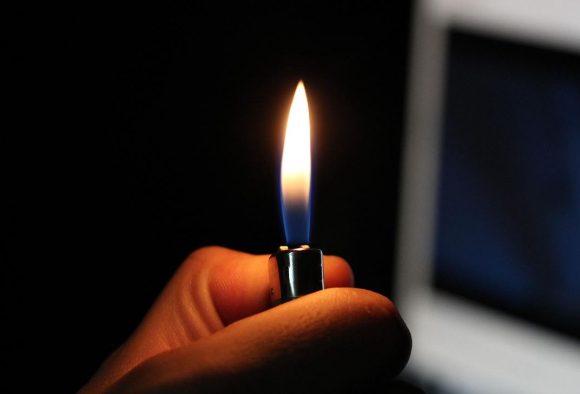 만취 상태로 아파트 지하에서 잠을 자다가 불을 지른 30대 남성이 경찰에 붙잡혔다. 본 기사와 무관한 이미지. [사진=픽사베이@enokenoc]