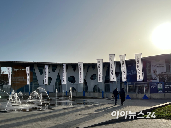 MWC2022가 열리는 피라 그란비아 전시장 주변에는 삼성전자 로고가 박힌 현수막이 휘날리고 있었다. [사진=심지혜 기자]