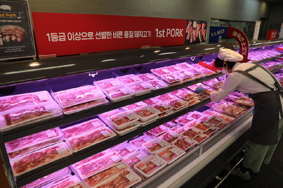 삼삼데이를 앞두고 유통업계가 삼겹살 판매 총력전에 돌입했다. [사진=구서윤 기자]