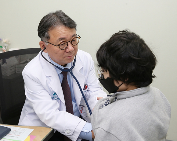 임호준 서울아산병원 소아청소년종양혈액과 교수가 가족 공여자에게 반일치 조혈모세포이식을 받은 재생불량성빈혈 환아를 진료하고 있다. [사진=서울아산병원]