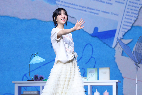 배우 박보영이 7년 만 단독 팬미팅에서 팬들을 만나고 있다. [사진=BH엔터테인먼트]