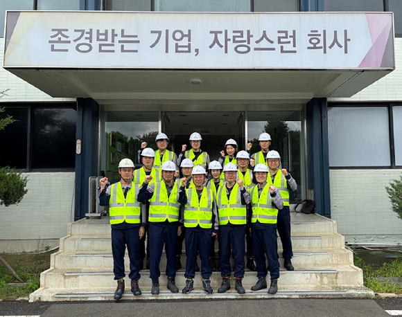 KG스틸과 자회사의 임직원들이 지난 15일 인천 서구 KG스틸인천사업장에서 진행된 온열질환 예방 캠페인에 참여하고 있다. [사진=KG스틸]