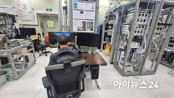 KRISS가 개발 중인 50큐비트 초전도 양자컴퓨터 모형. [사진=표준연]