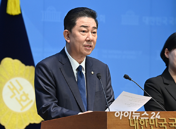 김병기 더불어민주당 의원이 19일 서울 여의도 국회 소통관에서 현안 관련 기자회견을 하고 있다. [사진=곽영래 기자]