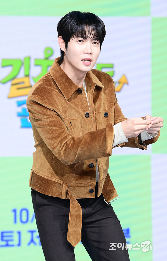 가수 손태진이 16일 오전 서울 마포구 쇼킹케이팝센터에서 열린 ENA 예능 프로그램 '길치라도 괜찮아' 제작발표회에 참석하고 있다. [사진=정소희 기자]