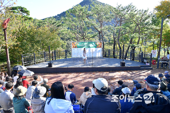 어희재 아나운서가 19일 서울 종로구 부암동 백사실 계곡에서 진행된 '스타 고우리와 함께 하는 제10회 희망찾기 등산·트레킹 교실'에서 개회식 MC를 보고 있다. [사진=곽영래 기자]