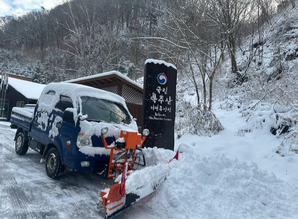 산림청이 수도권을 비롯한 일부 지역에 대설 특보가 발효됨에 따라 눈 피해가 우려되는 지역의 산림 다중이용시설을 대상으로 안전 점검을 강화한다. 사진은 27일 폭설이 내린 국립복주산자연휴양림에서 제설 차량을 활용해 제설 작업을 하는 모습. [사진=산림청]