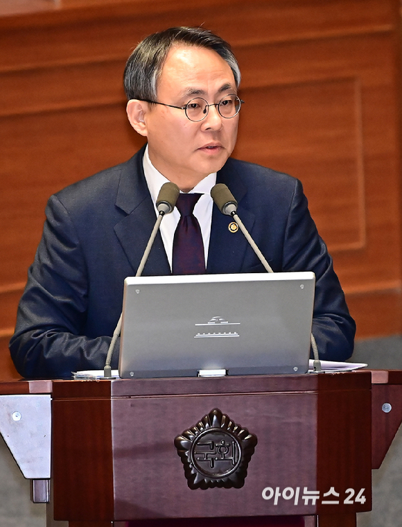 고기동 행정안전부 차관이 14일 국회에서 열린 본회의 교육&middot;사회&middot;문화 분야 현안 관련 대정부질문에서 신정훈 더불어민주당 의원에 질의에 답변하고 있다. [사진=곽영래 기자]