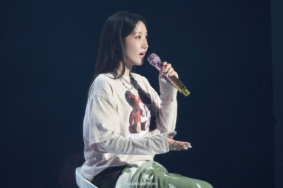 배우 박은빈이 '박은빈 OFFICIAL FANCLUB 'BINGO' 3rd FAN PARTY '은빈노트: HYPER DAY''(박은빈 오피셜 팬클럽 '빙고' 세 번째 팬 파티 '은빈노트: 하이퍼 데이'에서 팬들을 만나고 있다. [사진=나무엑터스]