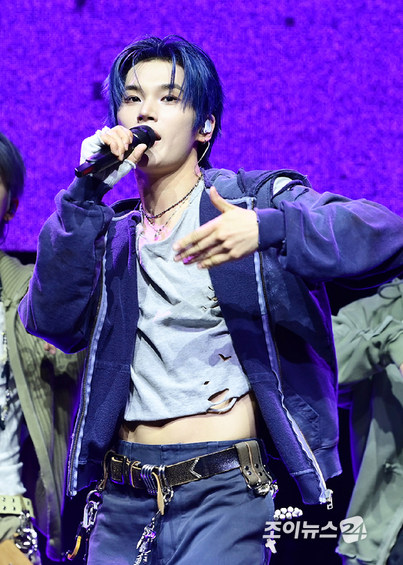 그룹 이븐이 20일 서울 영등포구 명화아트홀에서 열린 이븐(EVNNE) 첫 싱글 '뱉어 (Backtalk)' 컴백 쇼케이스에 참석해 타이틀곡 '뱉어' 무대를 선보이고 있다. [사진=정소희 기자]