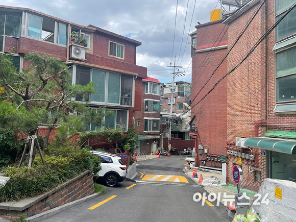 13일 서울 성동구 행당동의 한 공인중개사무소 창문에 주택 매물 안내문이 붙어 있다. 전용 23㎡ 규모의 원룸은 보증금 1000만원&middot;월세 60만원, 방 두 개짜리 주택은 보증금 5000만원&middot;월세 70만원에 나와 있다. [사진=정승필 기자]