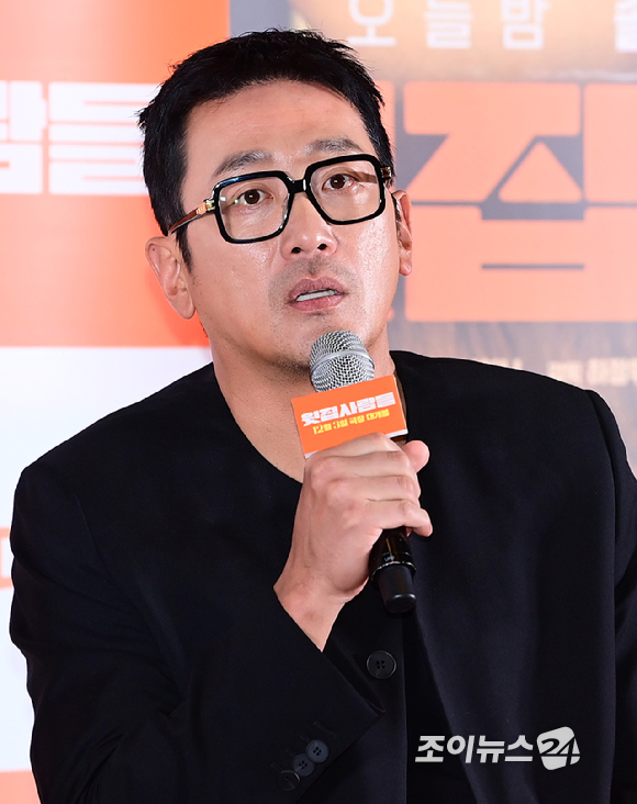 배우 겸 감독 하정우가 25일 오후 서울 삼성동 메가박스 코엑스에서 열린 영화 '윗집 사람들'(감독 하정우) 언론시사회에 참석하고 있다. [사진=정소희 기자]