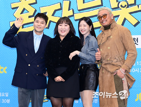 (왼쪽부터)전현무-이수지-이세희-추성훈이 12일 오후 서울 마포구 스탠포드호텔에서 열린 JTBC 새 예능 프로그램 '혼자는 못 해' 제작발표회에 참석하고 있다. [사진=정소희 기자]