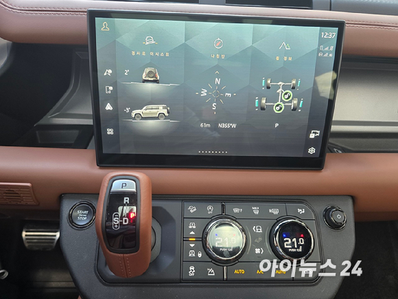랜드로버 '올 뉴 디펜더 OCTA' 정측면. [사진=김종성 기자]