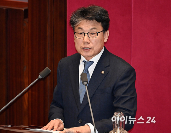 진성준 신임 예결위원장이 12일 서울 여의도 국회에서 열린 본회의에서 인사말을 하고 있다. [사진=곽영래 기자]