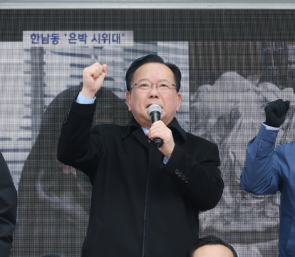 김부겸 전 국무총리가 18일 울산시 남구 롯데백화점 광장에서 윤석열 대통령의 파면을 촉구하는 더불어민주당 울산시당의 정당 연설회에 참석해 구호를 외치고 있다. 2025.3.18 [사진=연합뉴스]