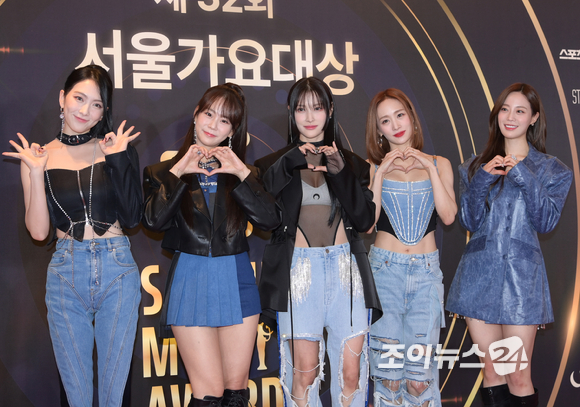 그룹 카라(KARA)가 19일 서울 송파구 올림픽공원 KSPO DOME에서 진행된 '제 32회 서울가요대상' 레드카펫 행사에 참석해 포즈를 취하고 있다. [사진=정소희 기자]