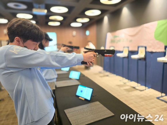 26일 오후 KT 디지털 디톡스 캠프가 열린 서울 서대문구 연세대학교 백양누리관에서 청소년을 대상으로 사격 체험 활동이 진행되고 있다. [사진=안세준 기자]