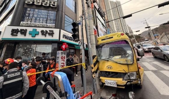 전봇대와 충돌한 유치원 버스 [사진=부산소방재난본부]