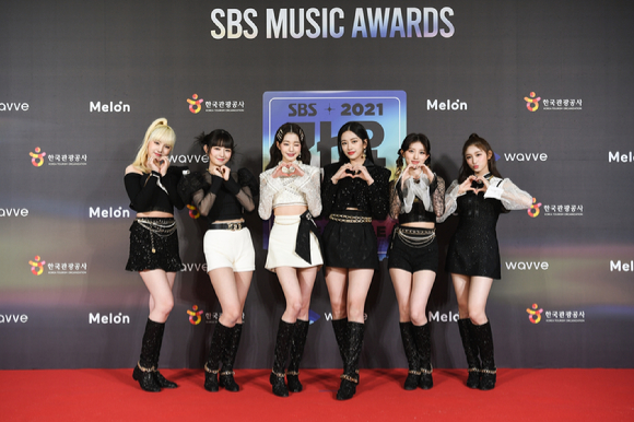 그룹 아이브가 25일 오후 인천 남동체육관에서 열린 '2021 SBS 가요대전' 레드카펫 행사에서 포토타임을 갖고 있다. [사진=SBS]