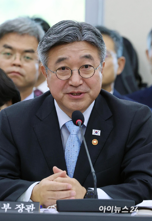 윤호중 행정안전부 장관이 6일 서울 여의도 국회에서 열린 행정안전위원회의 행안부 등에 대한 국정감사에서 의원 질의에 답하고 있다. [사진=곽영래 기자]