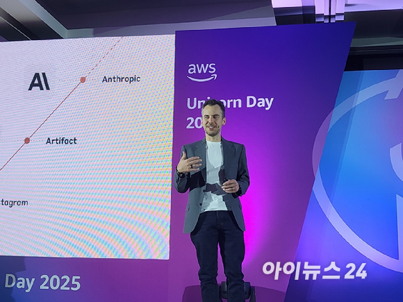 마이크 크리거 앤트로픽 최고제품책임자(CPO)가 18일 오전 서울 코엑스에서 열린 'AWS 유니콘데이 2025'에서 기조연설을 하고 있다. [사진=윤소진 기자]